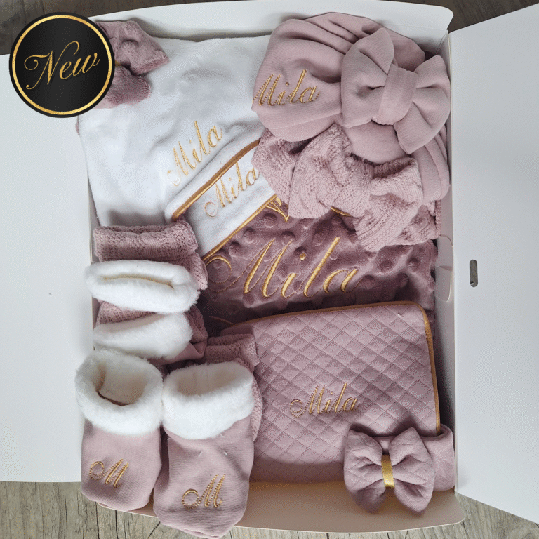La Fabrique A DeDeuh - COFFRET QUEEN Coffret bébé Personnalisé  – 2 Ensembles + Couverture & 2 Doudous + protège carnet – Quantité Limitée