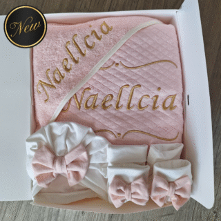 Coffret Bébé Personnalisé – Sortie de Bain, Couverture Matelassé et Ensemble en Jersey – Oeko-Tex – Quantité Limitée par la marque La Fabrique À DeDeuh La Fabrique À DeDeuh - Coffret Bébé Personnalisé – Sortie de Bain, Couverture Matelassé et Ensemble en Jersey – Oeko-Tex – Quantité Limitée