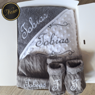 La Fabrique À DeDeuh - Coffret Bébé Personnalisé – Sortie de Bain, Couverture Minky et Ensemble en Maille de coton – Oeko-Tex – Quantité Limitée