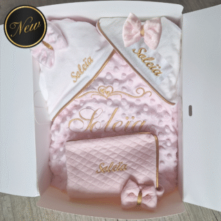 Coffret Bébé Girl & Boy Personnalisé – Couverture, Doudou Lapin, Bavoir et Protège Carnet de Santé – Quantité Limitée par la marque La Fabrique À DeDeuh La Fabrique À DeDeuh - Coffret Bébé Girl & Boy Personnalisé – Couverture, Doudou Lapin, Bavoir et Protège Carnet de Santé – Quantité Limitée