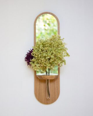 Équinoxe – Miroir en chêne avec soliflore par la marque Reine Mère Reine Mère - Équinoxe – Miroir en chêne avec soliflore