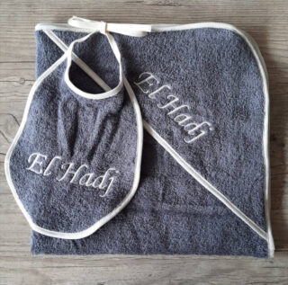 Lot Bébé Personnalisé – Sortie de Bain et Bavoir Assortis – Éponge Oeko-Tex – Couleurs au Choix par la marque La Fabrique À DeDeuh La Fabrique À DeDeuh - Lot Bébé Personnalisé – Sortie de Bain et Bavoir Assortis – Éponge Oeko-Tex – Couleurs au Choix