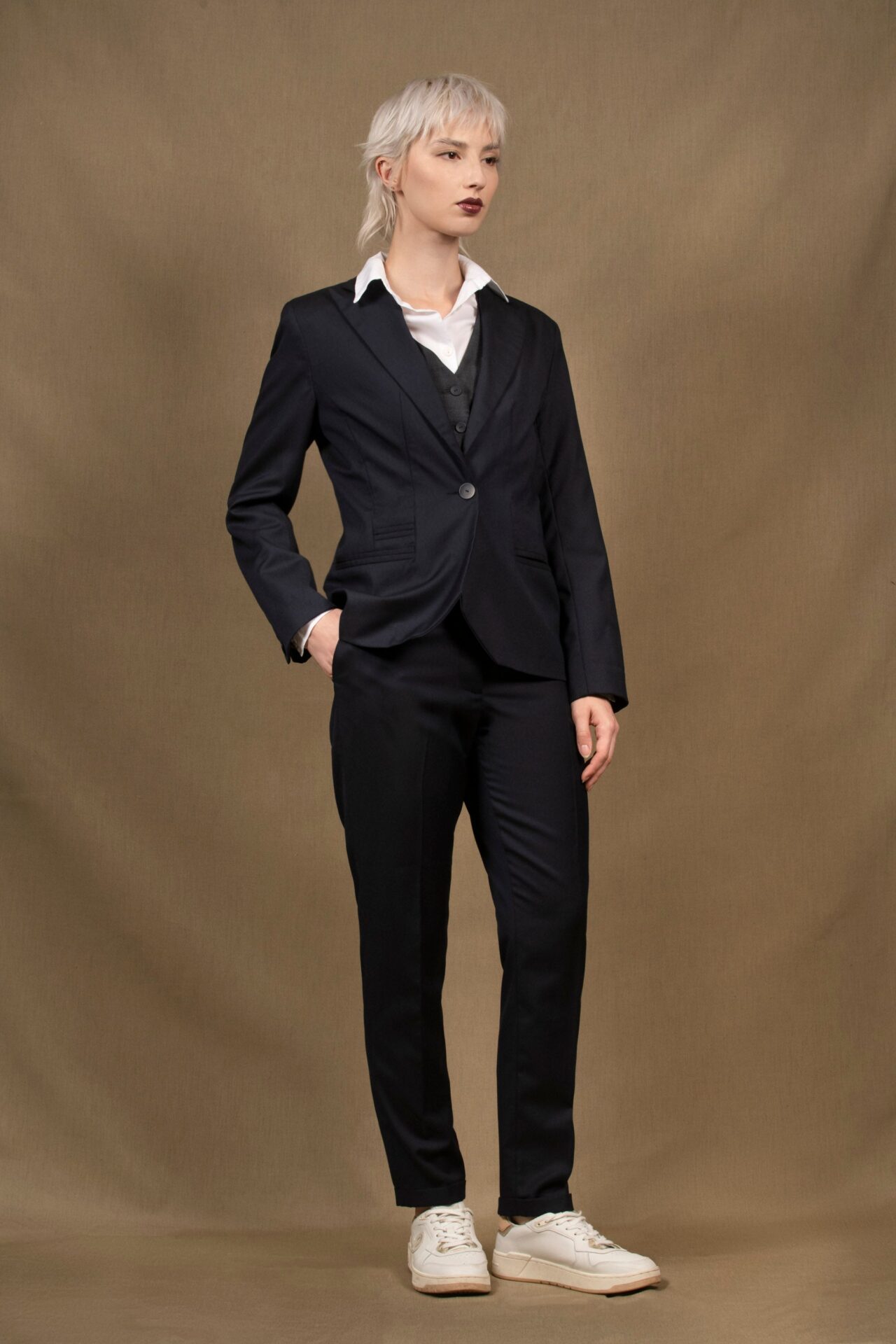 ensemble veste pantalon tailleur femme laine bleu marine conception fabrique en france My tailor is Joh - Tailleur Femme Veste Cintrée Pantalon fitté Laine Bleu Marine – Conception