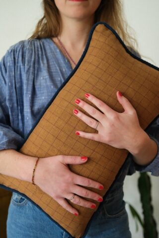 Housse de coussin en lin 50 x 35 cm – Carreaux ocre par la marque POZÉ POZÉ - Housse de coussin en lin 50 x 35 cm – Carreaux ocre