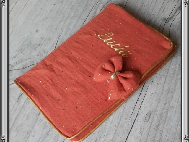 la fabrique a dedeuh bebes et tout petits avec noeud avec date de naissance protege carnet de sante personnalise en tissu gaze de coton avec prenom et ou date de naissance 37327391195371 La Fabrique A DeDeuh - Protège carnet de santé personnalisé en tissu gaze de coton avec Prénom et/ou Date de naissance – Sans nœud / Juste le prénom