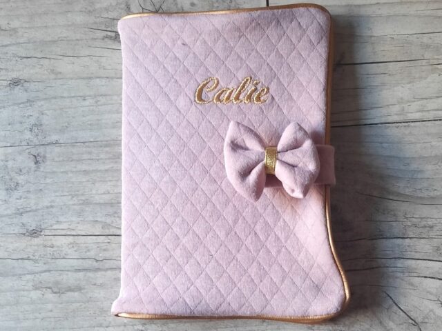 La Fabrique A DeDeuh - Protège carnet de santé personnalisé en tissu matelassé avec Prénom et/ou Date de naissance