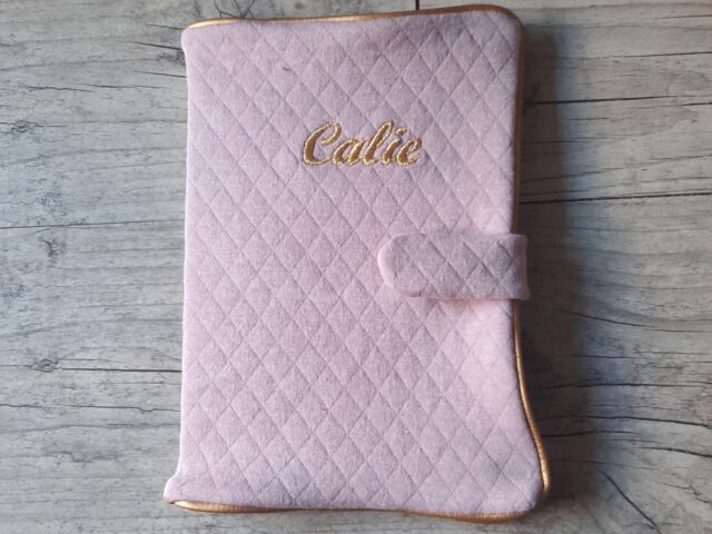 la fabrique a dedeuh bebes et tout petits avec noeud avec date de naissance protege carnet de sante personnalise en tissu matelasse avec prenom et ou date de naissance 39614347247851 La Fabrique A DeDeuh - Protège carnet de santé personnalisé en tissu matelassé avec Prénom et/ou Date de naissance – Sans nœud / Juste le prénom