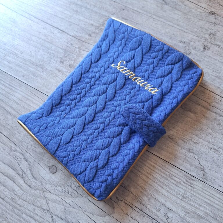 La Fabrique A DeDeuh - Protège carnet de santé personnalisé en tissu matelassé torsadé avec Prénom et/ou Date de naissance