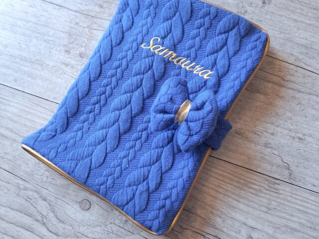 la fabrique a dedeuh bebes et tout petits avec noeud avec date de naissance protege carnet de sante personnalise en tissu matelasse torsade avec prenom et ou date de naissance 54059750162776 La Fabrique A DeDeuh - Protège carnet de santé personnalisé en tissu matelassé torsadé avec Prénom et/ou Date de naissance – Sans nœud / Juste le prénom