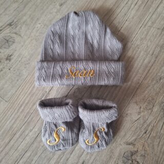 La Fabrique À DeDeuh - Ensemble Prénom Brodé en tissu maille de coton façon tricot jacquard bonnet + moufles + chaussons brodé assortis
