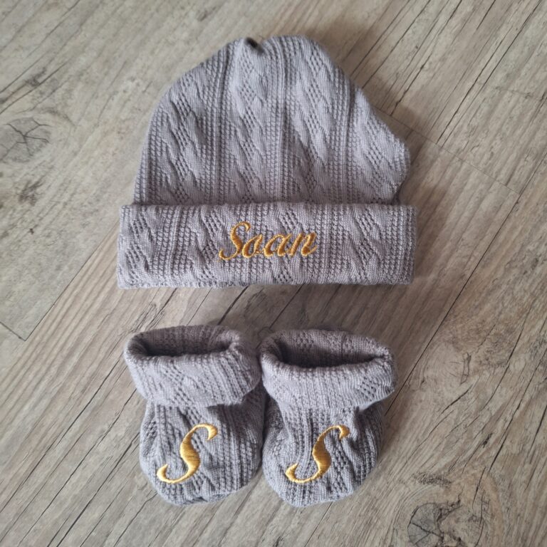 La Fabrique A DeDeuh - Ensemble Prénom Brodé en tissu maille de coton façon tricot jacquard bonnet + moufles + chaussons brodé assortis