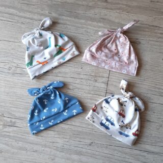 Bonnet bébé motif voiture noué en tissu jersey de coton par la marque La Fabrique À DeDeuh La Fabrique À DeDeuh - Bonnet bébé motif voiture noué en tissu jersey de coton