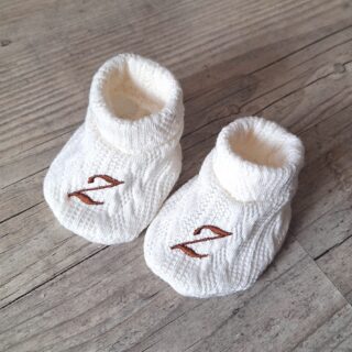 Chausson bébé brodé personnalisé initiales en tissu maille de coton façon tricot jacquard: 7 couleurs par la marque La Fabrique À DeDeuh La Fabrique À DeDeuh - Chausson bébé brodé personnalisé initiales en tissu maille de coton façon tricot jacquard: 7 couleurs