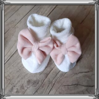 Chausson bébé noeud fille en tissu maille 10 couleurs par la marque La Fabrique À DeDeuh La Fabrique À DeDeuh - Chausson bébé noeud fille en tissu maille 10 couleurs