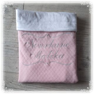 Couverture doublé en tissu matelassé personnalisé, brodé prénom et/ou ornement par la marque La Fabrique À DeDeuh La Fabrique À DeDeuh - Couverture doublé en tissu matelassé personnalisé, brodé prénom et/ou ornement