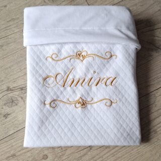 Couverture doublé en tissu matelassé personnalisé, brodé prénom et/ou ornement par la marque La Fabrique À DeDeuh La Fabrique À DeDeuh - Couverture doublé en tissu matelassé personnalisé, brodé prénom et/ou ornement