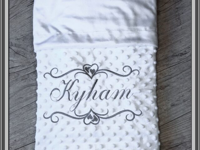 la fabrique a dedeuh couverture minky brodee 1 coeur 75x75 cm couverture double en minky doux personnalise brodee prenom et ornement 37320425865451 La Fabrique A DeDeuh - Couverture doublé en minky doux personnalisé