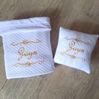 La Fabrique À DeDeuh - Couverture doublé en tissu matelassé + coussin assortie personnalisé, brodé prénom et/ou ornement