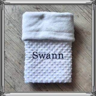 Couverture doublé en minky doux personnalisé, avec prénom brodé par la marque La Fabrique À DeDeuh La Fabrique À DeDeuh - Couverture doublé en minky doux personnalisé, avec prénom brodé