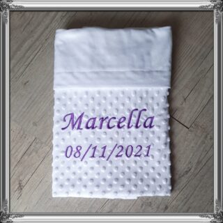 Couverture doublé en minky doux personnalisé, brodée prénom et date de naissance par la marque La Fabrique À DeDeuh La Fabrique À DeDeuh - Couverture doublé en minky doux personnalisé, brodée prénom et date de naissance