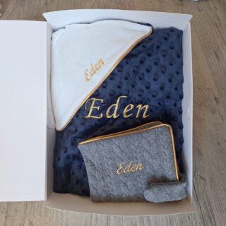 La Fabrique À DeDeuh - Coffret Bébé Personnalisé  Chic – Couverture, Doudou et Protège Carnet – Quantité Limitée