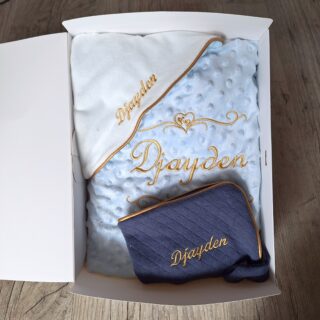 La Fabrique À DeDeuh - Coffret Bébé Personnalisé sans noeud– Couverture, Doudou et Protège Carnet – Quantité Limitée