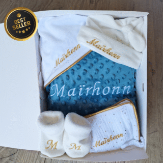 La Fabrique À DeDeuh - COFFRET COMPLET BOY: Coffret Naissance Personnalisé  – Couverture, Turban, Chaussons, Doudou & Protège Carnet – Quantité Limitée