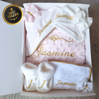 Coffret Complet Girl 1 Naissance Personnalisé – Couverture, Turban, Chaussons, Doudou & Protège Carnet – Quantité Limitée par la marque La Fabrique À DeDeuh La Fabrique À DeDeuh - Coffret Complet Girl 1 Naissance Personnalisé – Couverture, Turban, Chaussons, Doudou & Protège Carnet – Quantité Limitée