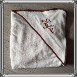 Sortie de bain 75x75cm (cape de bain) Serviette de bain brodé et personnalisé prénom bébé, Serviette en coton par la marque La Fabrique À DeDeuh La Fabrique À DeDeuh - Sortie de bain 75x75cm (cape de bain) Serviette de bain brodé et personnalisé prénom bébé, Serviette en coton