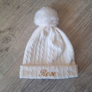 Bonnet Pompon prénom brodé en tissu maille de coton façon tricot jacquard personnalisable 9 couleurs par la marque La Fabrique À DeDeuh La Fabrique À DeDeuh - Bonnet Pompon prénom brodé en tissu maille de coton façon tricot jacquard personnalisable 9 couleurs