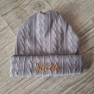 Bonnet prénom brodé en tissu maille de coton façon tricot jacquard personnalisable 9 couleurs par la marque La Fabrique À DeDeuh La Fabrique À DeDeuh - Bonnet prénom brodé en tissu maille de coton façon tricot jacquard personnalisable 9 couleurs