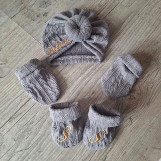La Fabrique À DeDeuh - Ensemble Prénom Brodé en tissu maille de coton façon tricot jacquard Turban + moufles + chaussons brodé assortis