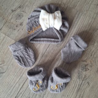 La Fabrique À DeDeuh - Ensemble Prénom Brodé en tissu maille de coton façon tricot jacquard Turban + moufles + chaussons brodé assortis