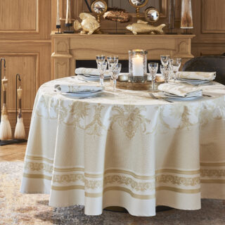 Nappe Eléonore doré Garnier Thiebaut – 7 dimensions par la marque Garnier Thiebaut Garnier Thiebaut - Nappe Eléonore doré Garnier Thiebaut – 7 dimensions