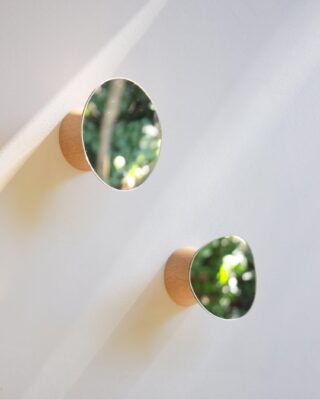 Bolet – Patères miroirs en hêtre par la marque Reine Mère Reine Mère - Bolet – Patères miroirs en hêtre