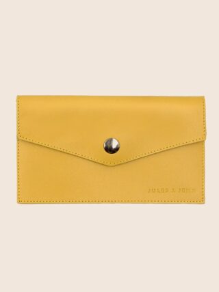 Pochette enveloppe upcyclé moutarde par la marque JULES & JENN JULES & JENN - Pochette enveloppe upcyclé moutarde