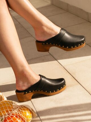 Sabots bois cuir noir par la marque JULES & JENN JULES & JENN - Sabots bois cuir noir