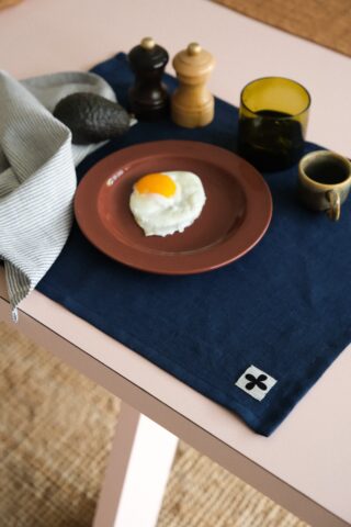 Lot de 2 Serviettes ou Sets de table en lin – Uni marine par la marque POZÉ POZÉ - Lot de 2 Serviettes ou Sets de table en lin – Uni marine