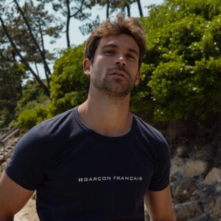 T-shirt bleu marine – Logo par la marque Garçon Français Garçon Français - T-shirt bleu marine – Logo