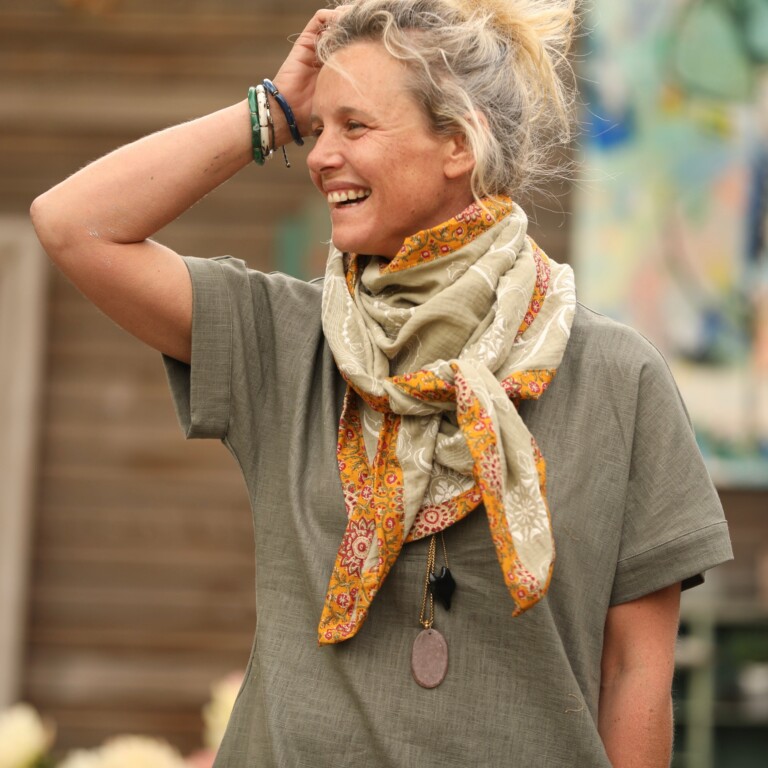 Quintessence - Le foulard Calista vert lichen brodé/Tara