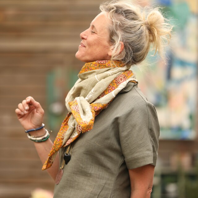 Quintessence - Le foulard Calista vert lichen brodé/Tara