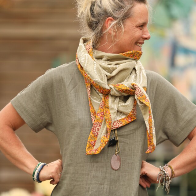 Quintessence - Le foulard Calista vert lichen brodé/Tara