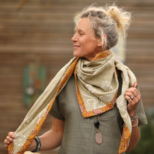 Quintessence - Le foulard Calista vert lichen brodé/Tara