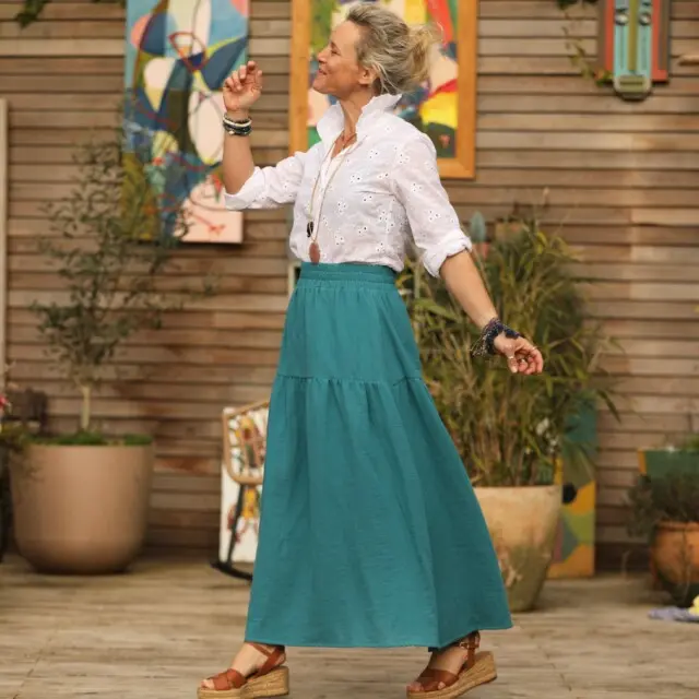Jean taille haute indigo uni avec une coupe slim et une fermeture