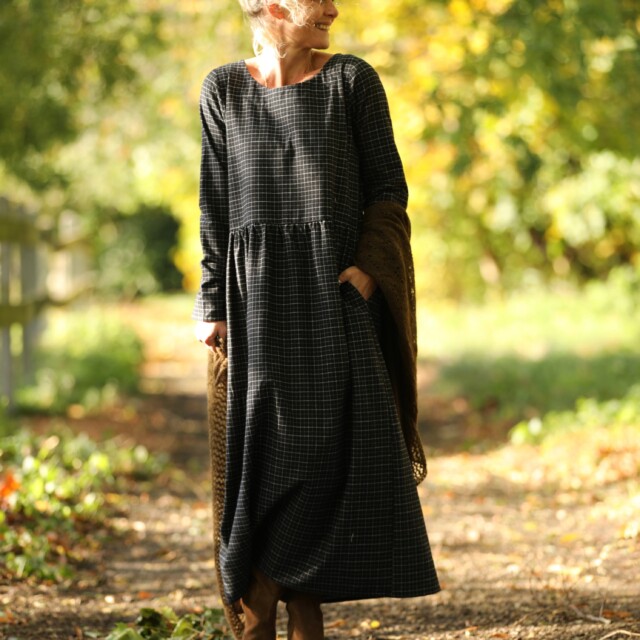 Robe Anaëlle – Flanelle tartan noir, ivoire et camel par la marque Quintessence Quintessence - Robe Anaëlle – Flanelle tartan noir, ivoire et camel