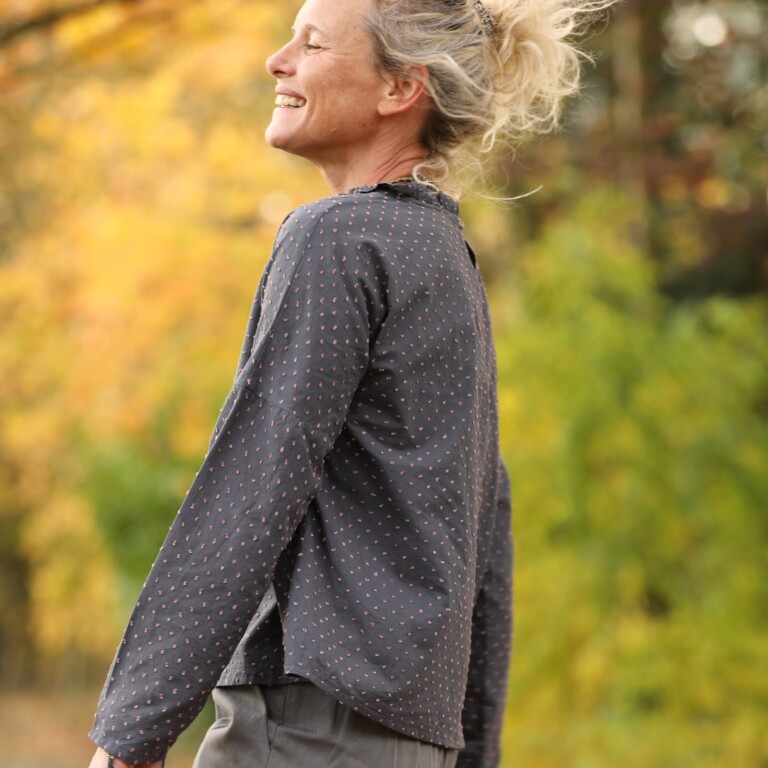 Quintessence - Blouse Janelle – Voile de coton gris plumetis rose