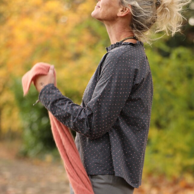 Quintessence - Blouse Janelle – Voile de coton gris plumetis rose