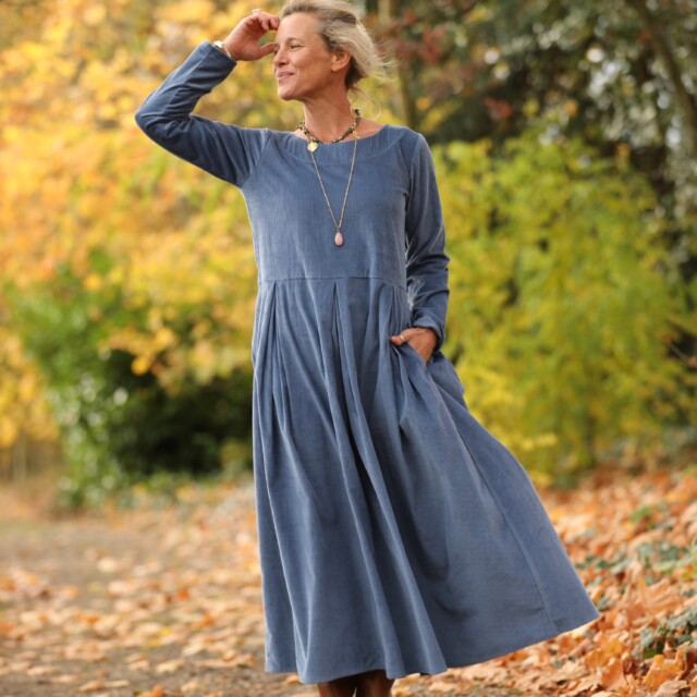 Robe Louisa – velours côtelé bleu officier par la marque Quintessence Quintessence - Robe Louisa – velours côtelé bleu officier