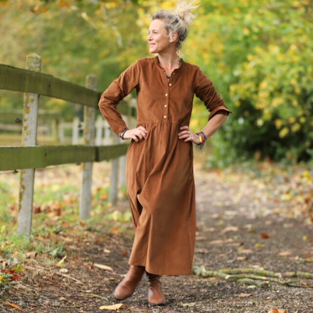 Robe Aurélia – velours milleraies écureuil par la marque Quintessence Quintessence - Robe Aurélia – velours milleraies écureuil