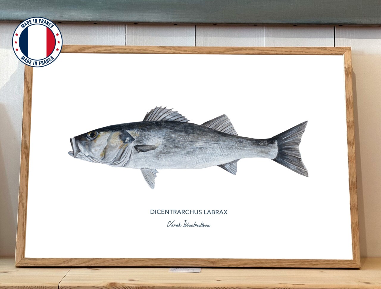 35 50694562 46b1 45a2 89a0 b39dd7499fe2 varek.illustrations - Affiche Le Bar – 50 x 70 cm / Avec Cadre en Chêne